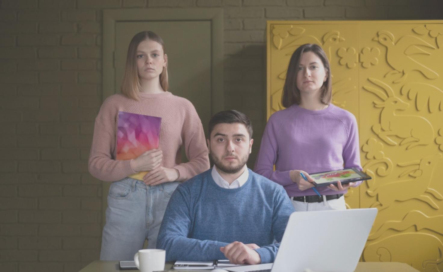 Familie beim gemeinsamen Lernen über Finanzen